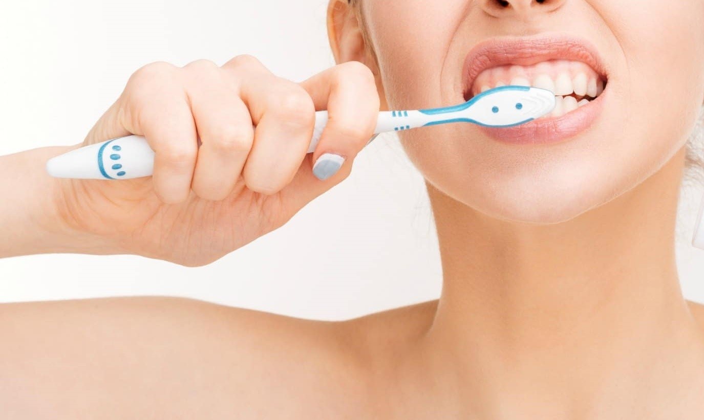 Đánh răng không đúng cách cũng là nguyên nhân gây tình trạng răng sâu